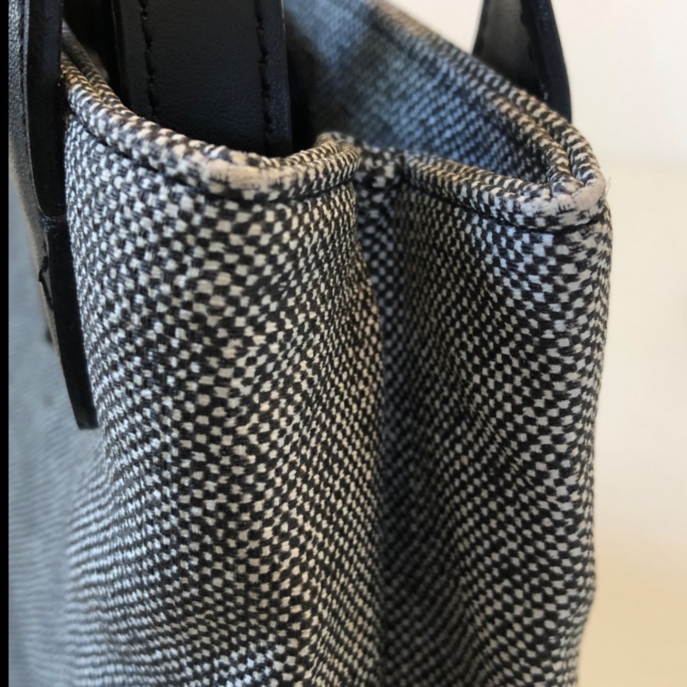 Esprit de corp black and white handbag with removable crossbody strap - Picture 13 of 14